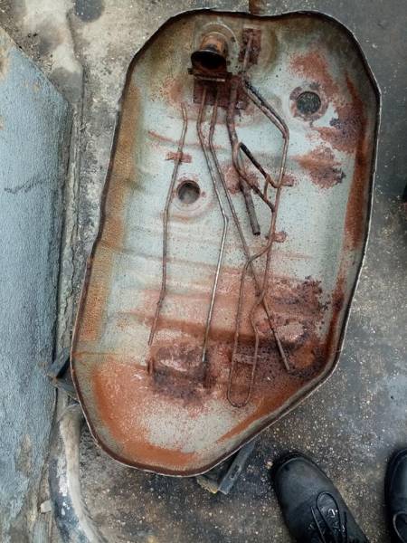 réservoir de 4X4 laissé à l' abandon